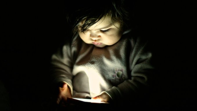 Exponer a niños de un año a pantallas tendía consecuencias negativas